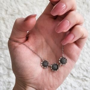 Dainty Silver Daisy Necklace, 18"